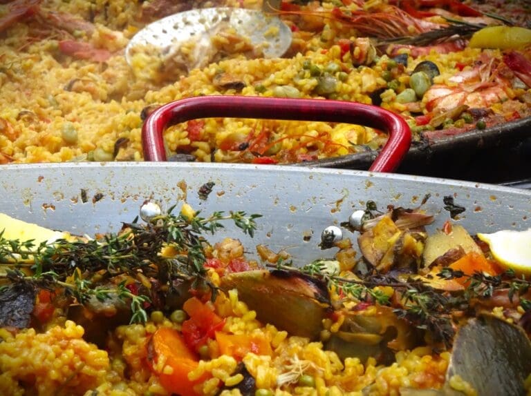 Close up van een twee paella's van Taella op een bedrijfsfeest