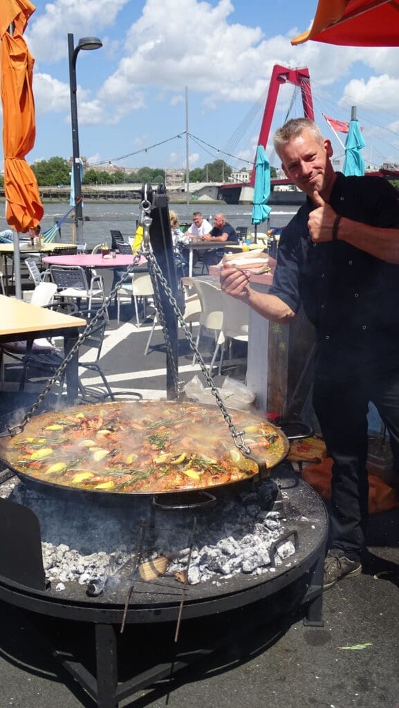 Wekelijkse paella event bij A La Plancha bij de Willemsbrug