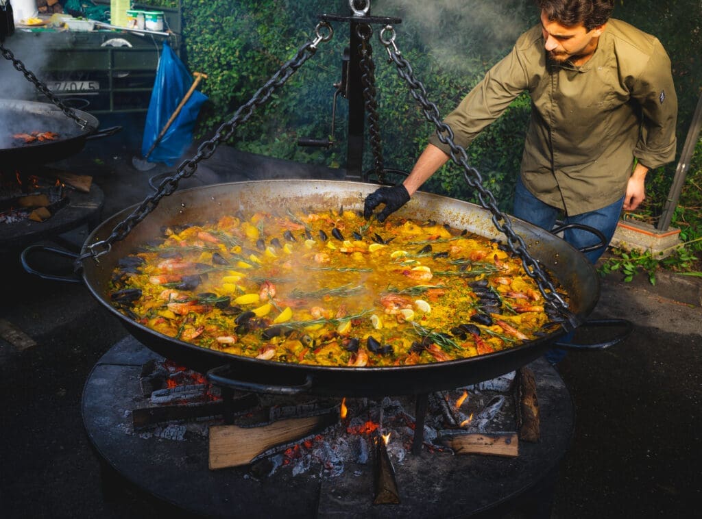 Een Paella Master van Taella bereidt Paella Mixta op event