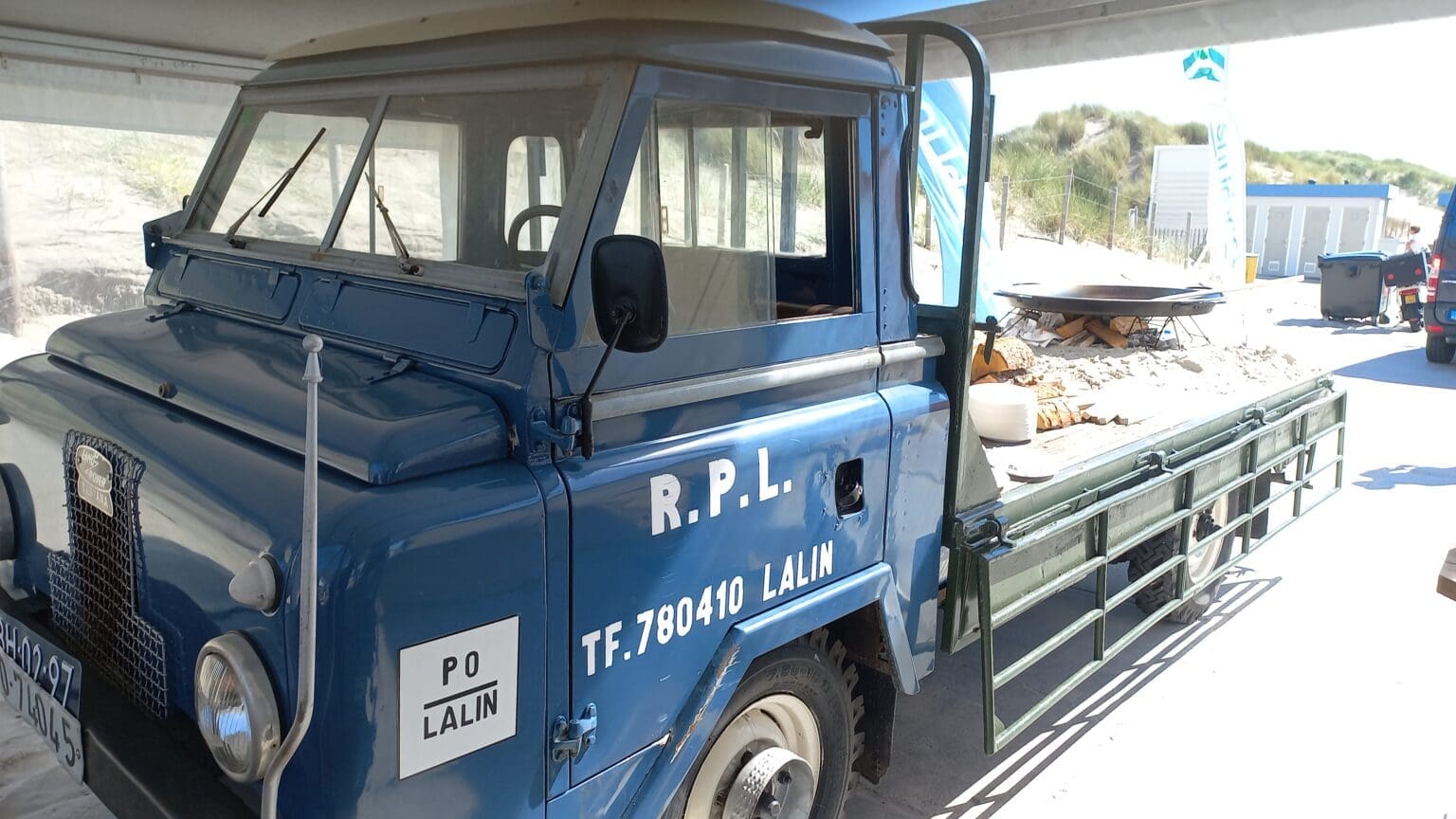 De authentieke, klassieke Land Rover paella foodtruck van Taella, volledig ingericht voor paella catering op locatie.