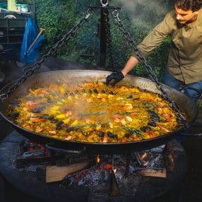 Een Paella Master van Taella bereidt Paella Mixta op event